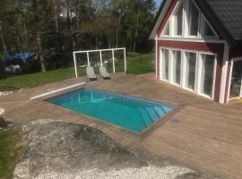 Stockholm Archipelago House with shared pool, hotel with parking in Mörtviken