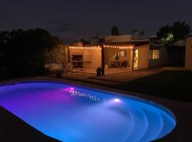 Casa con piscina para 8 personas, casa rústica em Mercedes