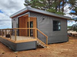 Glossy Black Cabin, chalet à Parndana