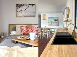 The Little Beach Retreat - Relaxing family sized home one street from the sea!، كوخ في Port Willunga