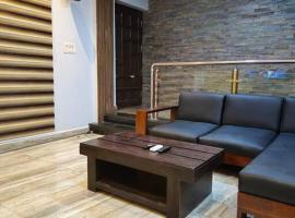 Bungalow with Private Gym and Car park, villa en Chennai