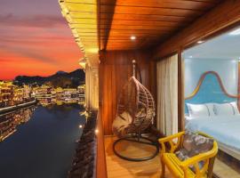 Fenghuang Ancient Town Lazy Cat Riverside Inn, hotel com estacionamento em Fenghuang