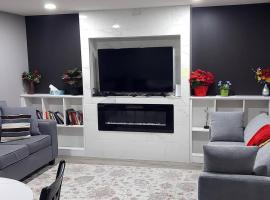 Cozy 2-Bedroom Basement Guest Suite with Private Entrance and Proximity to the Airport, hotel a Edmonton