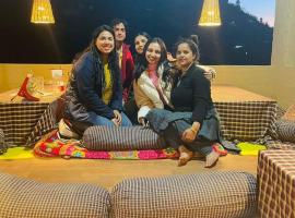 Pyare Cafe Cottages And Tents, ξενοδοχείο σε Gushaini