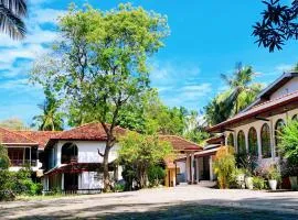 Lake Side Tourist Inn