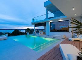 Luxury villa with pool, wellness and sea view, vacation home in Maslenica
