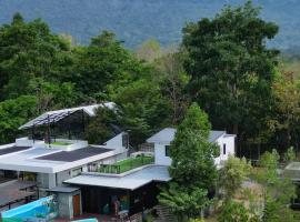 Moon Heart Village Khao Yai Pool Villa, hotel amb aparcament a Pong Talong