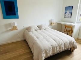 Chambre Privée avec Salle de bain privée - La Mer, Bed & Breakfast in Genay