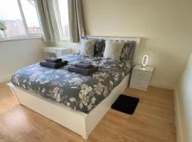 3 Bed House - Sleeps 6 - Garden - Parking - Wifi
