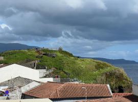 Casa a 2 minutos a pé de piscina natural, hotel in Ponta Delgada