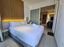 The Shore - JJ's Unit with City View, hotel in Kota Kinabalu