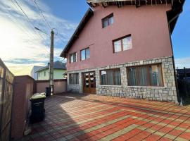 Vila JO, pet-friendly hotel in Brebu