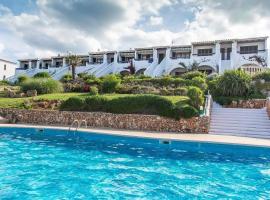 Lovely hideaway with pool and white sand beach, hotel in Arenal d'en Castell