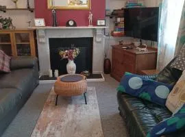 Cheerful 3-bedroom townhouse with free parking on site