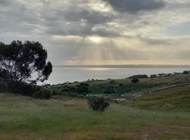 펜네쇼우에 위치한 호텔 Penneshaw Ocean View Premium Couples Retreat "The Rusty Kangaroo"