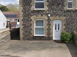 Charming 3 bedroom flint cottage, holiday home in Lakenheath