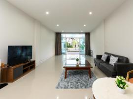 Calla House Hatyai for 18pax in Prime location 6 mins drive to Lee Grd, hotel in Hat Yai