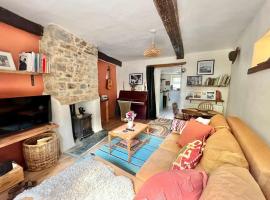 A charming, colourful, country cottage., hotel em Stratton