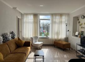 Lovely and spacious apartment in Purmerend、プルメレントのホテル