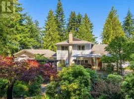 Entire villa with one acre land for leisure time in Vancouver Island