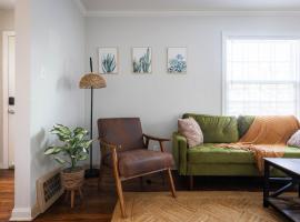Charming University Heights Home, hotel i Cleveland