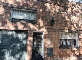 La Casa de al Lado con Garage !!!, ξενοδοχείο σε La Plata