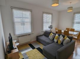 2 bedroom apartment in Gravesend 10 mins walk from train station with free parking, hotel a Gravesend
