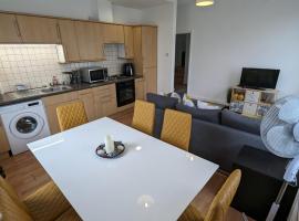 2 bedroom apartment in Gravesend 10 mins walk from train station with free parking, hotell i Gravesend