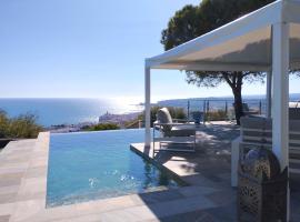 Sitges Spaces Sea View Villa- 6 Bedrooms, 5 bathrooms, 2 private pools, Near center, hôtel à Sitges