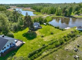 Summer house and guest house by the sea, quiet and peaceful place – hotel w mieście Närpiö