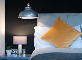 Under New Management - Contractor Friendly - Premium Studio Apartments - Free Parking - Sofa Beds - Sky TV - Full Kitchen - Washer Dryer - WiFi, hotel a Peterborough