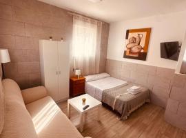 Apartamentos Murallas Merinies، فندق في سبتة