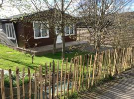 Chalet Charmant Monika avec Piscine, pensionat i Yvoir