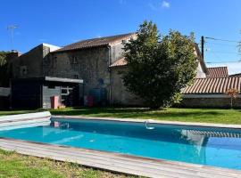 Villa d’architecte avec piscine à 5mn du Futuroscope, hotel in Jaunay-Marigny