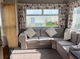 Two bedroom Caravan with Sea Views, Warden Springs Eastchurch, hotel in Warden