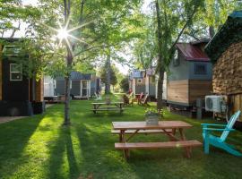 WeeCasa Tiny Home Resort, готель у місті Лайонс