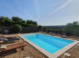 Maison de vacances avec piscine à 5mn d'Uzes, hotel a Saint-Maximin