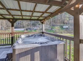 Cabin with Expansive Deck about 4 Mi to Red River Gorge!, maison de vacances à Rogers