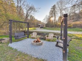 Cabin with Expansive Deck about 4 Mi to Red River Gorge!, vacation home in Rogers