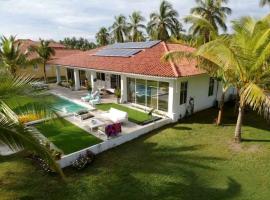 Casa Carey Lajas Pty Exclusive Beachfront Villa, hotel v destinaci Cabrera