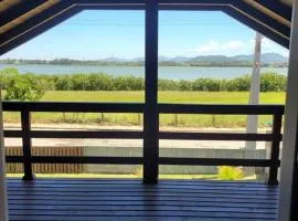 Casa de frente para Lagoa de Ibiraquera com piscina e banheira