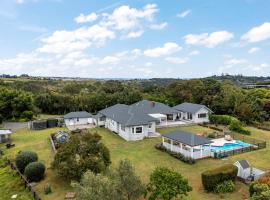 Countryside Haven Retreat with Pool and Deck, αγροικία σε Clevedon