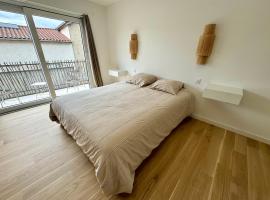 Grande suite avec douche, baignoire balcon et bureau, hotel v destinácii Genay