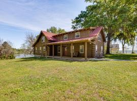 Waterfront Livingston Log Cabin with Private Dock!, hotel v mestu Blanchard