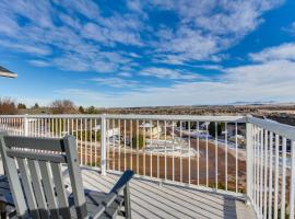 Inviting Great Falls Home with Wraparound Deck!, hotel sa Great Falls