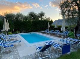 Villa Gaia appartamenti con piscina Seeblick, hotel in Malcesine