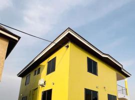 Serene Getaway: 5-bedroom Duplex, hotel na may parking sa Dawhwenya