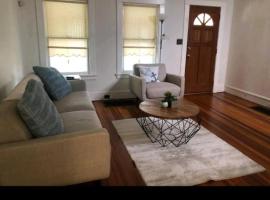 Lovely Renovated 2 Bedroom House with private parking、アルバニーのホテル