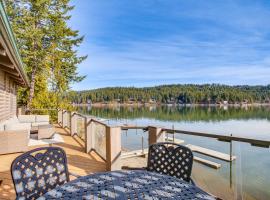 Coeur dAlene Lakefront Home Private Dock and Beach, hytte i Coeur d'Alene
