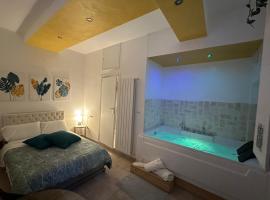 Le Plaisir Luxury Room con vasca idromassaggio – hotel w mieście Martina Franca